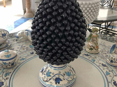 Pigna Blu con Base Decorata